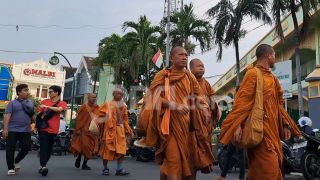 Langkah Bhikku Thudong: Kampanye Toleransi Beragama di Indonesia - JPNN.com Jateng