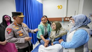 Jenderal Sigit Jenguk Korban Bom Bunuh Diri Polsek Astana Anyar, Sampaikan Ucapan Belasungkawa - JPNN.com Lampung