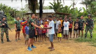 Satgas Yonif 126/KC Berikan Sarana Olahraga di Perbatasan Papua  - JPNN.com Papua