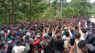 Situasi Terkini di Rumah Pribadi Lukas Enembe, Ada yang Siap Mati - JPNN.com Papua