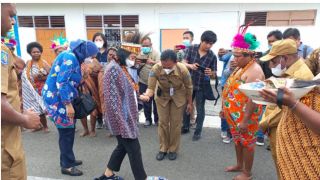 Tiba di Bandara Rendani, Menteri Bintang Ikuti Ritual Adat Injak Piring, Lihat   - JPNN.com Papua
