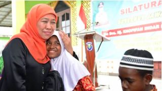 Khofifah Bersedia jadi Ibu Asuh Anak-anak Kampung Maibo Sorong - JPNN.com Papua