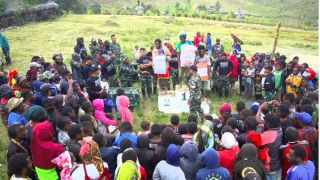 Personel Satgas Yonif Mekanis 203/AK Tanamkan Hidup Sehat Kepada Masyarakat Distrik Malagayneri - JPNN.com Papua