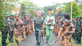 Kolonel Inf Agus Widodo Jalani Tradisi Penerimaan Sebagai Danrem 174 Merauke - JPNN.com Papua