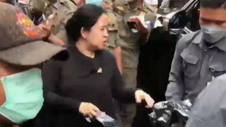 Viral, Wajah Cemberut Puan Maharani saat Membagikan Kaus - JPNN.com Sultra