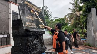 BPBD Padang Membersihkan Monumen Gempa, Sirine Bakal Menyala Serentak - JPNN.com Sumbar