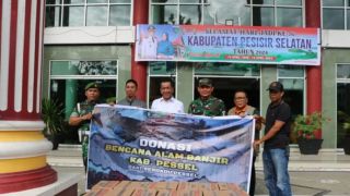 Forum Serdadu Pesisr Selatan Menyerahkan Bantuan untuk Korban Banjir dan Longsor di Negeri Sejuta Pesona - JPNN.com Sumbar