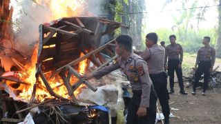 Polisi Gerebek Markas Narkoba dan Judi di Bantaran Rel Tembung, 3 Orang Ditangkap - JPNN.com Sumut