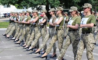 Sepatu Hak Tinggi untuk Tentara Perempuan Menuai Kecaman, Ukraina Kelabakan - JPNN.com