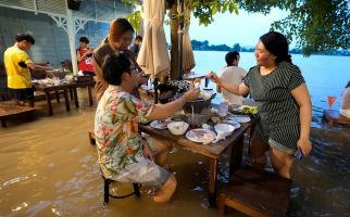 Terendam Banjir, Restoran di Thailand Ini Malah Kebanjiran Pengunjung - JPNN.com