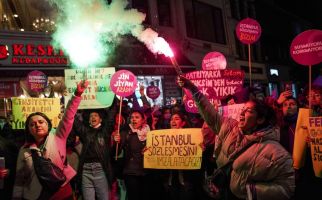 Ribuan Perempuan Turki Minta Dilindungi, Rezim Erdogan Tembakkan Gas Air Mata dan Peluru Karet - JPNN.com