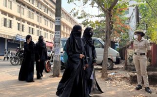 Pengadilan India Kukuhkan Larangan Hijab di Ruang Kelas di Negara Bagian Karnataka - JPNN.com