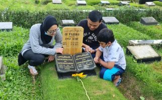 Lebaran Dua Tahun Lalu Ibu dan Kakaknya Menjemput di Bandara, Kini Andrian Hanya Bisa Mengunjungi Makam Mereka - JPNN.com