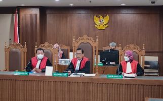 Keluarga Korban Pencemaran Obat Sirop Mengutarakan Kekecewaan Usai Sidang Ditunda di Jakarta - JPNN.com