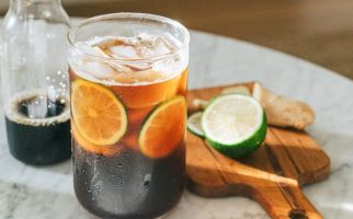 Benarkah Minum Es Bikin Batuk dan Mandi Malam Menyebabkan Reumatik? - JPNN.com