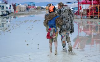 Dunia Hari Ini: Festival Burning Man Berubah Jadi Bencana Banjir Lumpur - JPNN.com