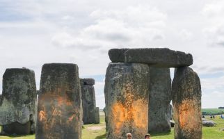 Dunia Hari Ini: Monumen Prasejarah Inggris jadi Sasaran Serangan Aktivis Iklim - JPNN.com