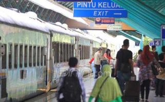 Liburan, PT.KAI Sibuk Cek Rel Kereta Api - JPNN.com