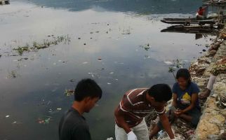 Ribuan Ikan tiba-tiba Mabuk, Warga pun Panen Raya - JPNN.com