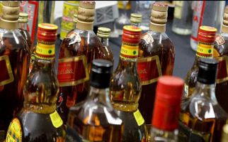 Polisi Sita Ratusan Botol Miras Stok Malam Tahun Baru - JPNN.com
