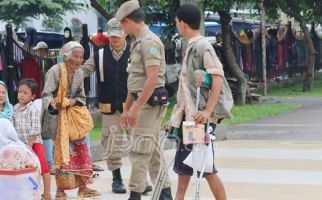 Tiap Traffic Light Kini Diserbu Banyak Pengemis - JPNN.com