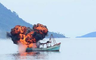 Kapal KM Zahro Terbakar, Dugaan Sementara Karena.. - JPNN.com