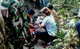 Turis Asyik Foto dekat Buaya, Haap! - JPNN.com