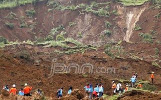 Longsor, Empat Jam Jalan Medan-Berastagi Terputus - JPNN.com