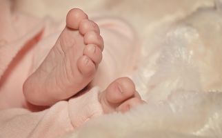 Nenek Pasrahkan Bayi Membatu Itu ke Rumah Sakit - JPNN.com