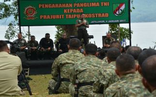 Pati TNI Terima Brevet Kehormatan Pengintai Tempur - JPNN.com