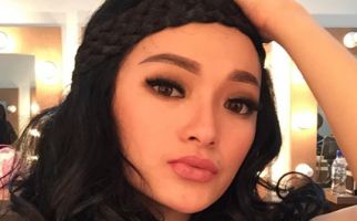 Zaskia Gotik Asyik Berjoget sampai Bajunya Terangkat, Netizen: Kasian Tubuhnya.. - JPNN.com