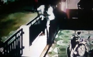 Lihatlah, 3 Pemuda Sontoloyo Satroni Rumah Perwira TNI - JPNN.com