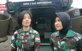 Inilah Sosok 2 Srikandi TNI Pembawa Jokowi Masuk Danau - JPNN.com