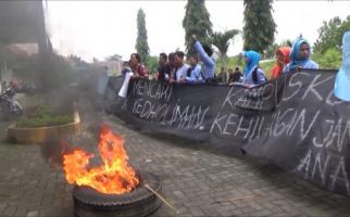 Demo Brutal! Mahasiswa Serang Kampus Sendiri - JPNN.com