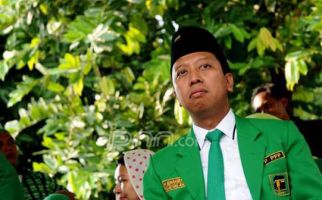 Eks Ketum PPP Romahurmuzy Terlihat di KPK, Ngapain, Pak? - JPNN.com