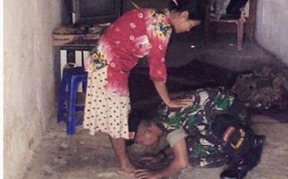 Foto TNI Cium Kaki Ibu Jadi Viral di Facebook - JPNN.com