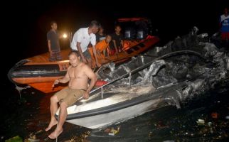 Speedboat Terbakar, Seorang Pejabat Melompat ke Laut - JPNN.com