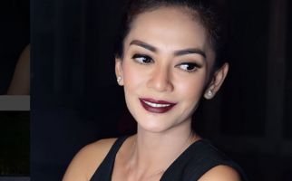 Masayu Anastasia Dirangkul Mesra Pria Misterius - JPNN.com