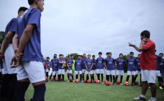 Indra Ajarkan Dribbling di Latihan Perdana PSG Academy - JPNN.com