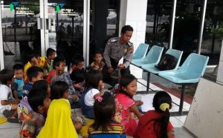 Anggota Polsekta KP Mengajar Anak-anak Putus Sekolah - JPNN.com