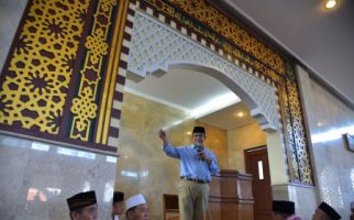 Salat di Masjid Ini, Anies Nostalgia ke Masa Kuliah - JPNN.com