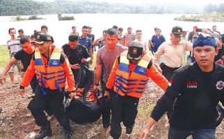 Awalnya Mandi-mandi, Tiba-tiba Dua Anak Ini Mengapung - JPNN.com
