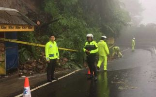 Harap Berhati-hati, Ada Longsor di Jalur Puncak Bogor - JPNN.com