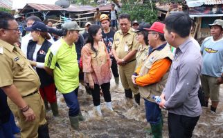 Banjir Melanda Bitung, Menko PMK Batal Balik ke Jakarta - JPNN.com