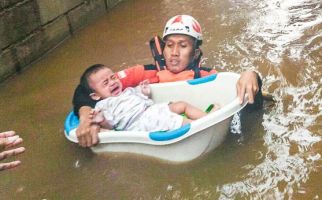 Kisah Heroik Relawan Selamatkan Bayi, Mengharukan - JPNN.com