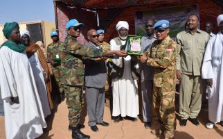 TNI Memberi Bantuan Ke Sekolah dan Masjid di Sudan - JPNN.com