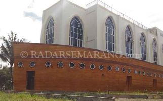 Wow... Kini Ada Masjid Kapal di Semarang - JPNN.com