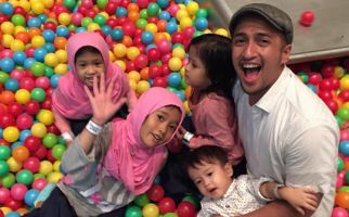 Irfan Hakim Berharap Bisa Ajak Umrah Sang Ayah Tahun Depan - JPNN.com