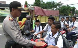 Ckck..Pelajar Bawa Motor Sendiri ke Sekolah, Tanpa Helm Sambil Merokok - JPNN.com