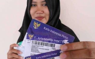Presiden Jokowi Bagikan 1.700 KIP dan 994 PKH di Palembang - JPNN.com